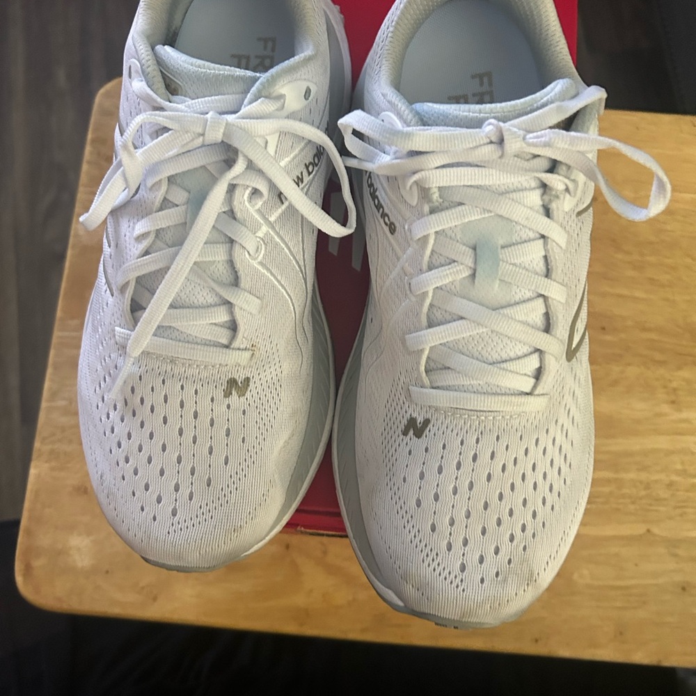 New Balance fresh foam 860v13 size 9  2E width